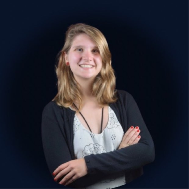 Retrato de Jessica Hollander, sorrindo, de braços cruzados.